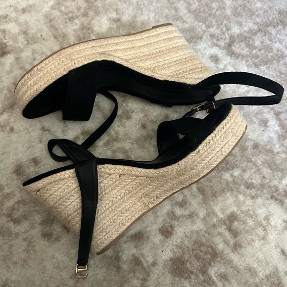 SHEIN Shoes - Black heeled tan wedges